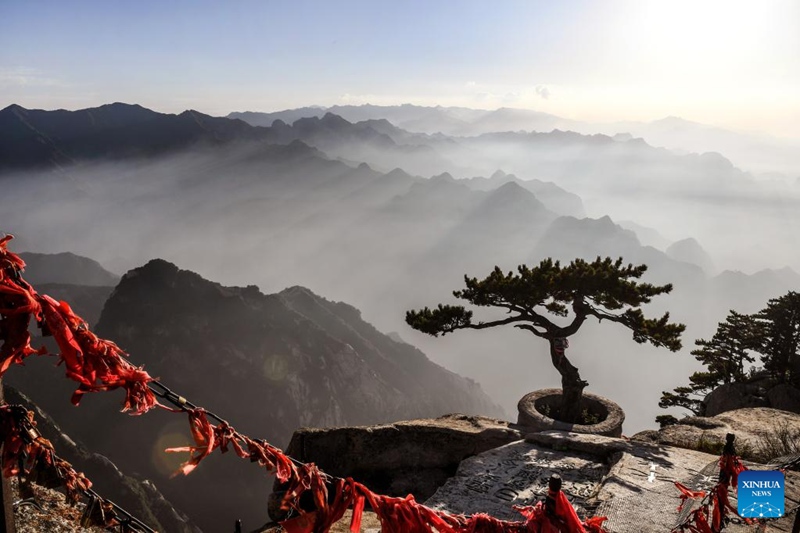 Mandhari nzuri ya machweo kwenye Milima Huashan ya Shaanxi, China