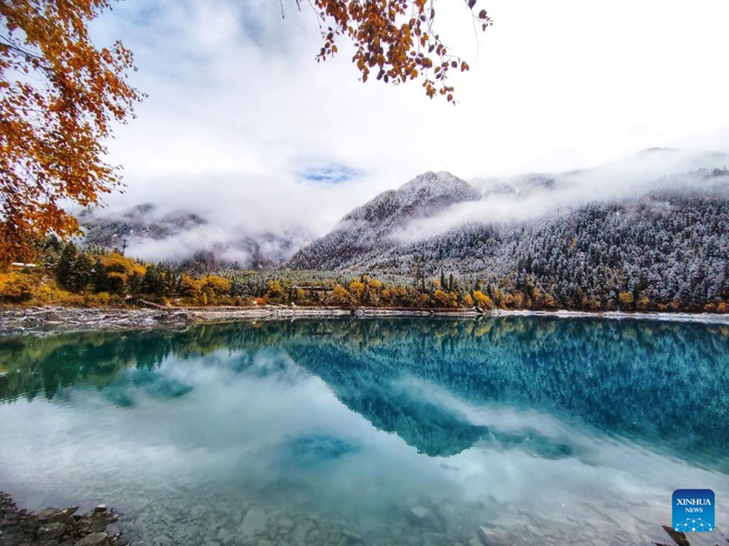 Mandhari ya theluji ya Jiuzhaigou, Sichuan