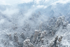 Theluji iliyofunika Mlima Tianzi huko Zhangjiajie, Mkoa wa Hunan wa China yaleta mandhari ya kuvutia