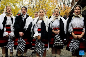 Tamasha la "Maua Meupe" lasherehekewa nchini Romania ili kuwasilisha kwa umma mila za Krismasi na Mwaka Mpya