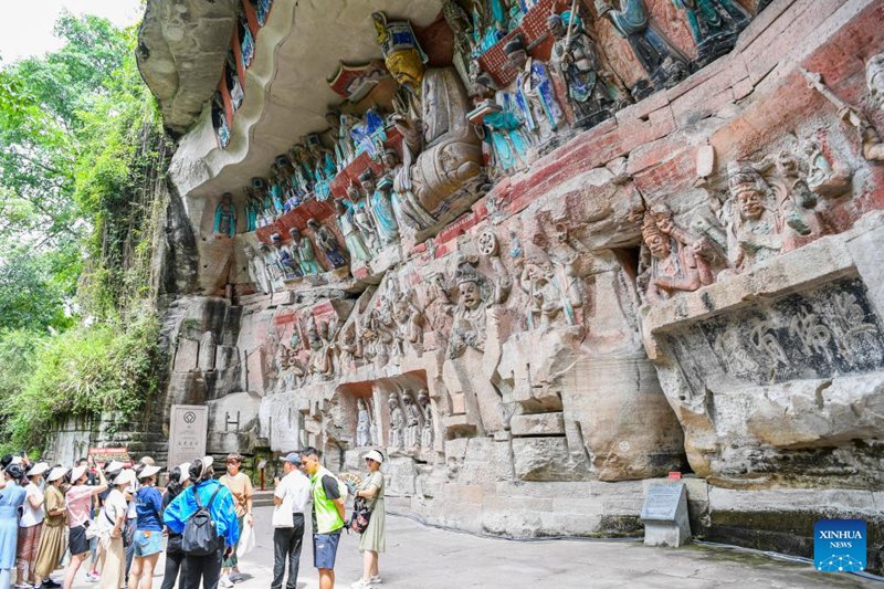 Watalii watembelea eneo la kivutio cha utalii la michongo kwenye Mwamba wa Dazu mjini Chongqing, China