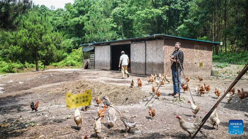 Kijana wa Ubelgiji aishi maisha ya?kawaida na ya furaha pamoja na wazazi wake kijijini?katika?mkoa?wa Guizhou, China